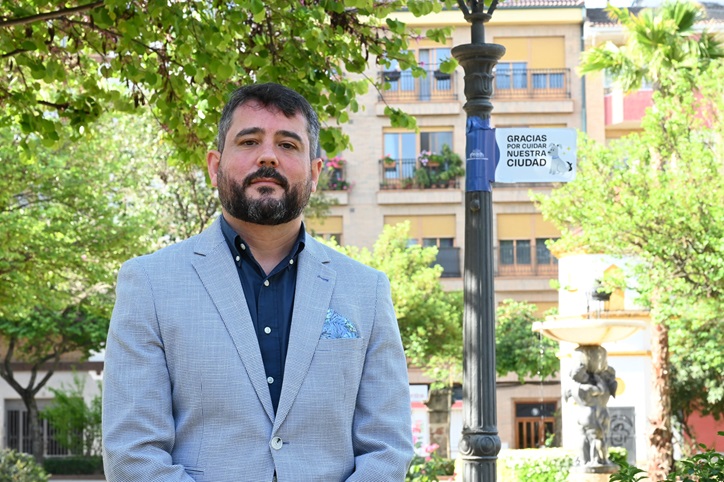 Imagen de El Área de Salud impulsa la campaña informativa ‘Juntos cuidamos Linares’ para concienciar sobre la limpieza de excrementos de mascotas