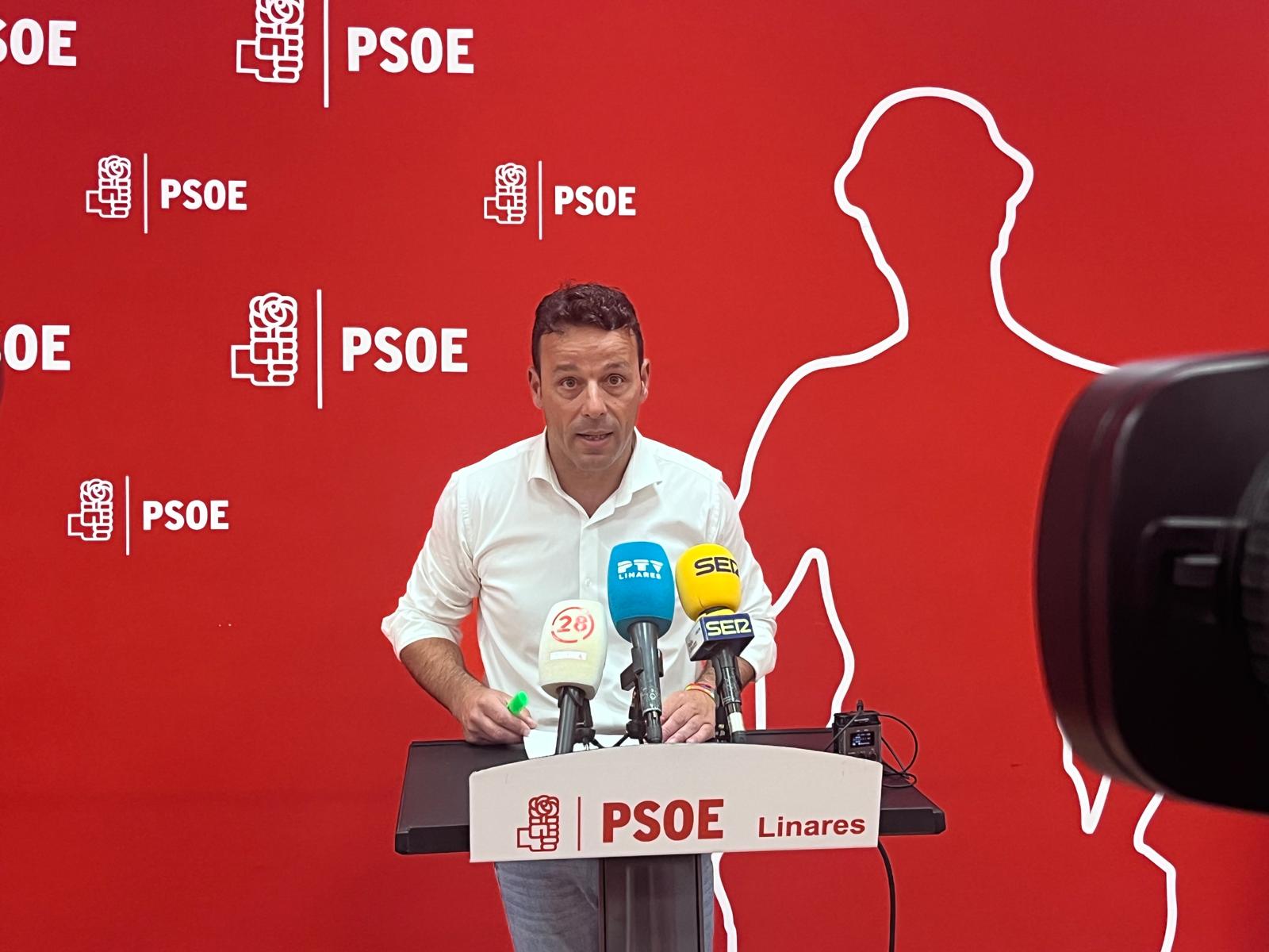 Imagen de Javier Perales defiende la educación pública y exige una solución para la demanda en el Colegio Colón