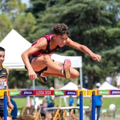 Imagen de Ismael Ruiz Benchallal: El Talento Linarense que Conquista las Vallas Nacionales