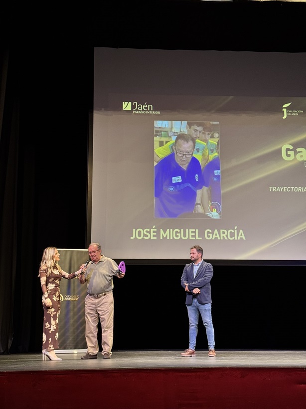 Imagen de Martos Rinde Homenaje a una Leyenda del Baloncesto: D. José Miguel García Jiménez Reconocido en Gala Provincial