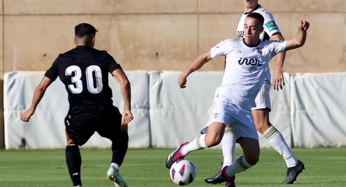 Imagen de Décimo Fichaje Azulillo! Eduardo de la Casa Refuerza la Zaga del Linares Deportivo