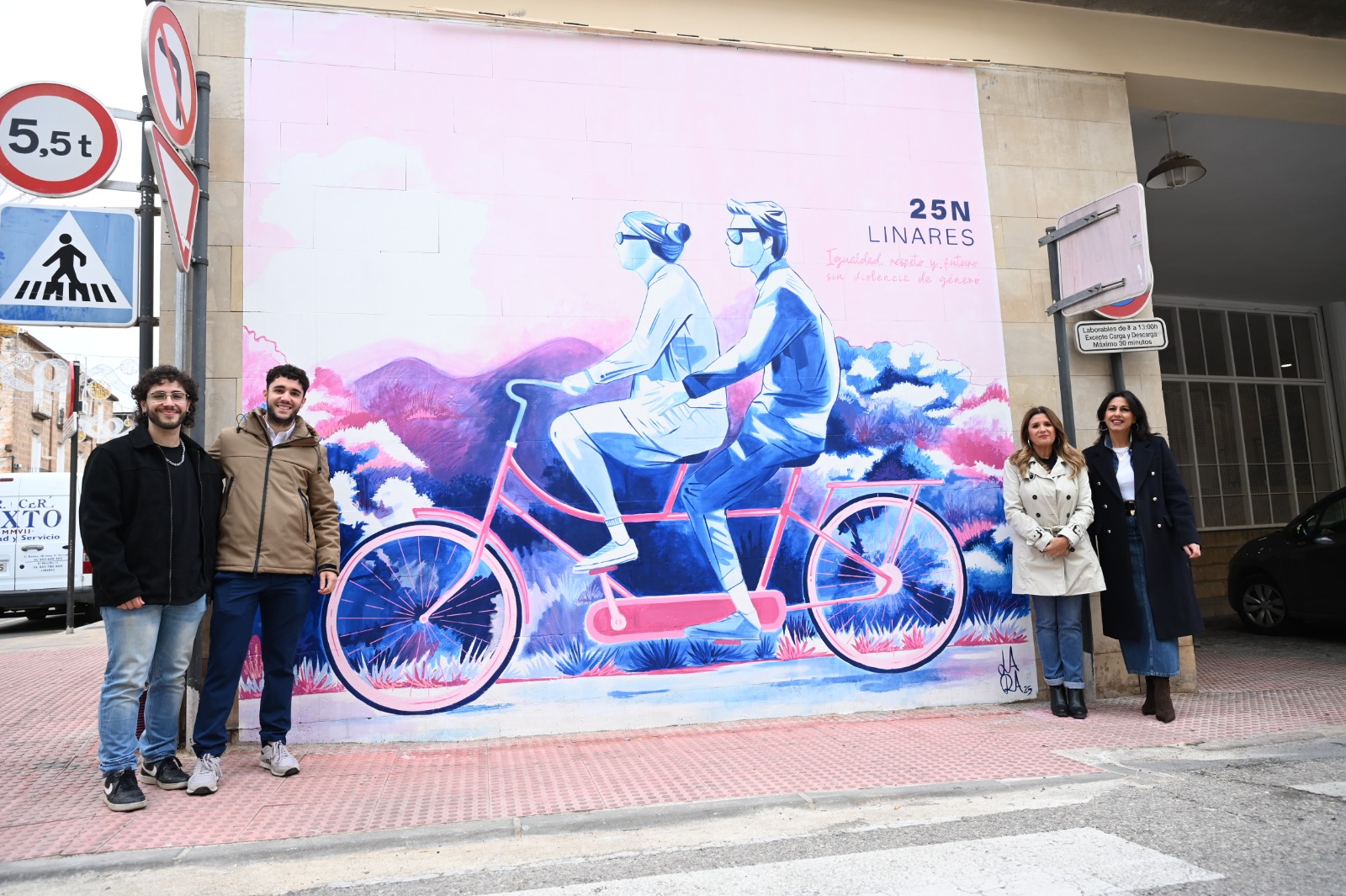 Imagen de Linares estrena un mural conmemorativo del 25 de noviembre en el Mercado de Abastos