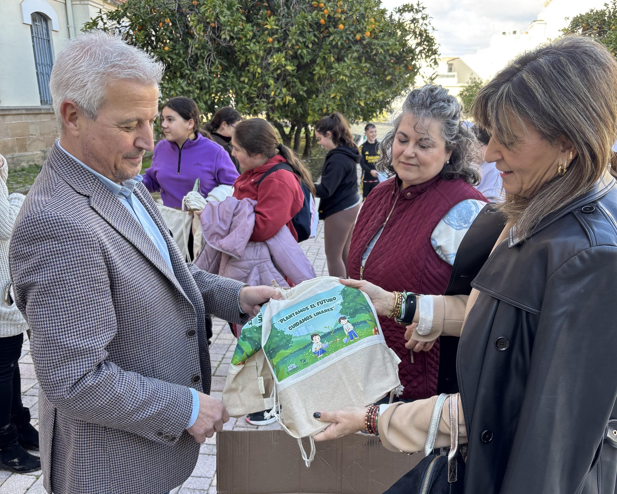 Imagen de El Área de Medio Ambiente impulsa una jornada de reforestación con escolares de los CEIP Andalucía y Colón