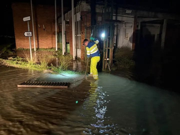 Imagen de El temporal de lluvias obliga a medidas urgentes en el Puente de la Azucarera y la Carretera de La Enira en Linares