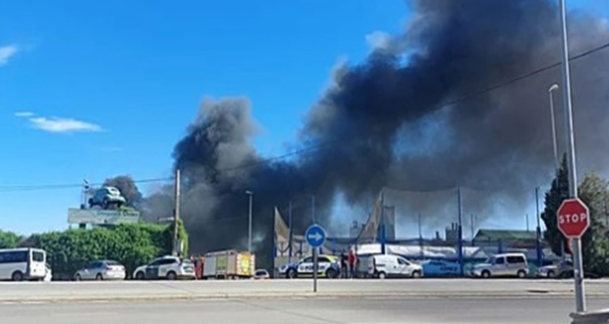 Imagen de Extinguido el incendio de un desguace en Bailén con medio centenar de vehículos afectados