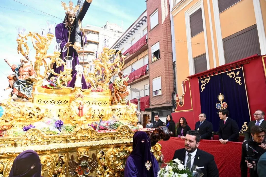 Imagen de Nuestro Padre Jesús Nazareno llena de fervor las calles de Linares en la mañana del Viernes Santo